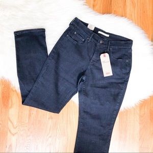 Levi’s•dark blue•jean